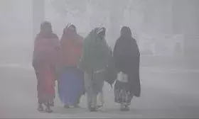 उत्तर भारत में सर्दी और कोहरे का डबल अटैक, दिल्ली में आज सीजन की सबसे ठंडी रही सुबह; रेड अलर्ट जारी उत्तर भारत में सर्दी और कोहरे का डबल अटैक, दिल्ली में आज सीजन की सबसे ठंडी रही सुबह; रेड अलर्ट जारी