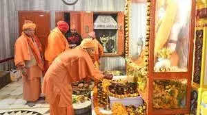 गोरखनाथ मंदिर में उमड़ा आस्था का सैलाब, सीएम योगी ने ब्रह्म मुहूर्त में चढ़ाई खिचड़ी