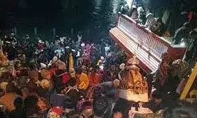 कड़ाके की ठंड में श्रद्धालुओं ने लगाई गंगा में आस्था की डुबकी, देव डोलियों ने भी किया स्नान