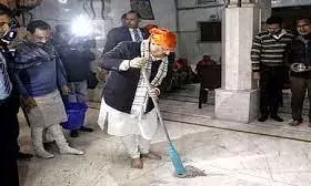 मंदिर में स्वच्छता श्रमदान के बाद बोले नड्डा- 22 को अपने घरों में दीप ज्योति जलाएं