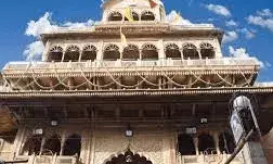 श्रीराम जन्मभूमि के मुख्य पुजारी को सौंपे बांके बिहारी धाम से आए विशेष आभूषण श्रीराम जन्मभूमि के मुख्य पुजारी को सौंपे बांके बिहारी धाम से आए विशेष आभूषण