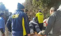 लैंसडौन एरिया में अनियंत्रित होकर खाई में गिरी कार, दिल्ली से शादी में शामिल होने जा रहे थे तीन लोग लैंसडौन एरिया में अनियंत्रित होकर खाई में गिरी कार, दिल्ली से शादी में शामिल होने जा रहे थे तीन लोग