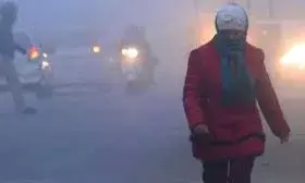 कड़ाके की ठंड से कांपा उत्तर भारत; विमान सेवा पर कोहरे की मार, ट्रेनों की रफ्तार पर भी ब्रेक कड़ाके की ठंड से कांपा उत्तर भारत; विमान सेवा पर कोहरे की मार, ट्रेनों की रफ्तार पर भी ब्रेक