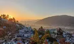 पहाड़ में खिल रही धूप, मैदान में सता रही कोहरे की ठंड...जानें कब बदलेगा मौसम का मिजाज