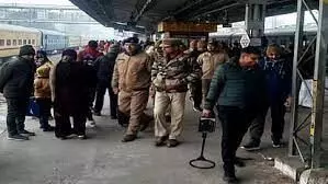ट्रेनों और रेलवे स्टेशनों पर कड़ी निगरानी, बरेली जंक्शन पर 12 घंटे चला चेकिंग अभियान ट्रेनों और रेलवे स्टेशनों पर कड़ी निगरानी, बरेली जंक्शन पर 12 घंटे चला चेकिंग अभियान