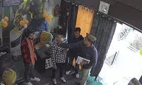 पिज्जा रेस्टोरेंट में पहुुंचे चौकी प्रभारी ने बरसाए थप्पड़, जांच के बाद हुए निलंबित पिज्जा रेस्टोरेंट में पहुुंचे चौकी प्रभारी ने बरसाए थप्पड़, जांच के बाद हुए निलंबित