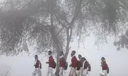 सर्दी के तेवर को देखते हुए जिलाधिकारी ने 8वीं तक के स्कूलों का अवकाश फिर बढ़ा दिया