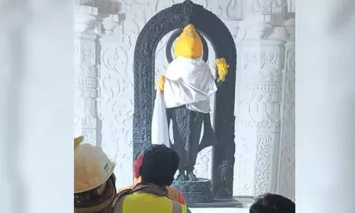 गर्भगृह से रामलला के अचल विग्रह की नई तस्वीर सामने आई , भक्तों का मन मोह लेंगे प्रभु गर्भगृह से रामलला के अचल विग्रह की नई तस्वीर सामने आई , भक्तों का मन मोह लेंगे प्रभु