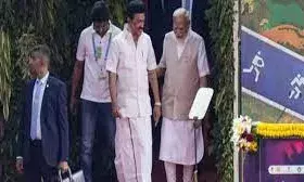 जब सीढ़ियों पर लड़खड़ाते CM स्टालिन को पीएम मोदी ने संभाला, वीडियो हो रहा वायरल