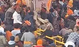 रामलला के दर्शन के लिए भक्तों की भारी भीड़, कुछ देर के लिए मंदिर में एंट्री बंद