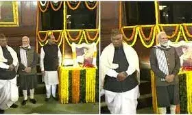 नेताजी बोस की जयंती पर पीएम मोदी के साथ दिखे कांग्रेस अध्यक्ष खरगे, दी श्रद्धांजलि नेताजी बोस की जयंती पर पीएम मोदी के साथ दिखे कांग्रेस अध्यक्ष खरगे, दी श्रद्धांजलि