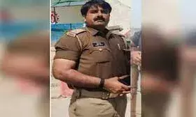 कार चोरी कर भाग रहे बदमाशों ने चौकी इंचार्ज को गोली मारी, हालत गंभीर