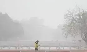 दिन चढ़ने के साथ धूप खिली पर गलन बरकरार, घने कोहरे के साथ हुई दिन की शुरुआत