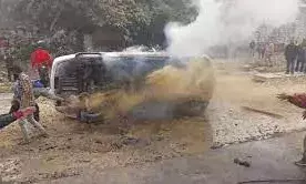 वाराणसी में पुलिस लाइन चौराहे के पास कार में अचानक उठा धुआं, मशक्कत के बाद आग पर पाया काबू