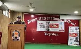 डीएसपी ने बच्चों को सिखाया कानून का पाठ, कहा- वर्दी की नौकरी के लिए अभी से करनी होगी तैयारी डीएसपी ने बच्चों को सिखाया कानून का पाठ, कहा- वर्दी की नौकरी के लिए अभी से करनी होगी तैयारी