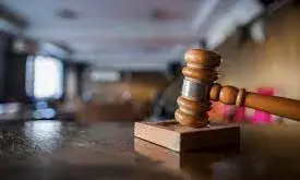 आगर मालवा में एक वकील ने चलती कोर्ट में जज पर जूता फेंका