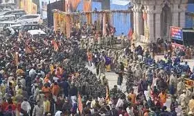 प्राण प्रतिष्ठा के बाद पहले दिन भक्तों की भारी भीड़,  प्रशासन के हाथ-पांव फूल गए,  लोगों को संभालने में कड़ी मशक्कत क प्राण प्रतिष्ठा के बाद पहले दिन भक्तों की भारी भीड़,  प्रशासन के हाथ-पांव फूल गए,  लोगों को संभालने में कड़ी मशक्कत क