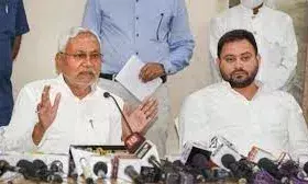 राज्यपाल राजेंद्र विश्वनाथ अर्लेकर और मुख्यमंत्री नीतीश कुमार राजभवन में एट होम रिसेप्शन कार्यक्रम में शामिल हुए.