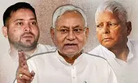 नीतीश कुमार ने राज्यपाल को सौंपा इस्तीफा, बोले- नए गठबंधन के साथ बनाएंगे सरकार नीतीश कुमार ने राज्यपाल को सौंपा इस्तीफा, बोले- नए गठबंधन के साथ बनाएंगे सरकार