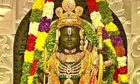 सोने की छेनी व चांदी की हथौड़ी से गढ़ी गईं बालक राम की आंखें, मूर्ति निर्माण के समय वानर आते थे देखने सोने की छेनी व चांदी की हथौड़ी से गढ़ी गईं बालक राम की आंखें, मूर्ति निर्माण के समय वानर आते थे देखने