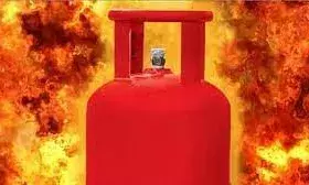 गैस सिलिंडर में धमाका होने से घर में लगी आग, तीन लोग झुलसे, चाय बनाते समय कटघर में हादसा