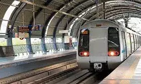 Delhi News: मेट्रो ट्रेन के आगे कूदकर युवक ने दी जान