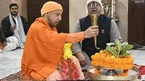 सीएम योगी ने किया रुद्राभिषेक, देवाधिदेव से की लोकमंगल की प्रार्थना सीएम योगी ने किया रुद्राभिषेक, देवाधिदेव से की लोकमंगल की प्रार्थना
