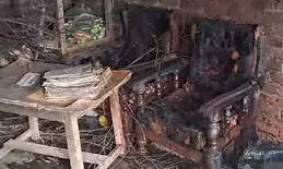 स्कूल के कमरे में बंद कर शिक्षक पति को जिंदा जलाया, पत्नी-प्रेमी और वकील ने मार डाला स्कूल के कमरे में बंद कर शिक्षक पति को जिंदा जलाया, पत्नी-प्रेमी और वकील ने मार डाला