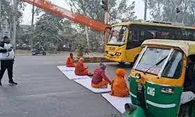 पुलिस की कार्रवाई से नाराज सन्यासी सड़क पर बैठे; नरसिंहानंद गिरी का मिला समर्थन पुलिस की कार्रवाई से नाराज सन्यासी सड़क पर बैठे; नरसिंहानंद गिरी का मिला समर्थन