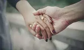 शौचालय का दरवाजा खोलते हुए सफाई कर्मी के उड़े होश, लड़कियों को छोड़ हुए फरार