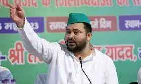 लालू के बाद अब तेजस्वी यादव पहुंचे ईडी के दफ्तर, समर्थकों ने कार को घेरा, समर्थन में नारेबाजी की लालू के बाद अब तेजस्वी यादव पहुंचे ईडी के दफ्तर, समर्थकों ने कार को घेरा, समर्थन में नारेबाजी की