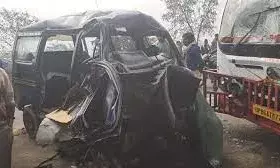 स्कूल वैन, कैंटर और रोडवेज बस की भिड़ंत, छात्र समेत तीन की मौत, छह बच्चे घायल स्कूल वैन, कैंटर और रोडवेज बस की भिड़ंत, छात्र समेत तीन की मौत, छह बच्चे घायल
