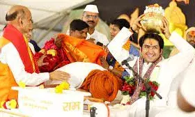 बागेश्वर धाम के धीरेंद्र शास्त्री के सामने मुस्लिम युवक ने अपनाया सनातन धर्म, बोला- कोई दबाव नहीं बागेश्वर धाम के धीरेंद्र शास्त्री के सामने मुस्लिम युवक ने अपनाया सनातन धर्म, बोला- कोई दबाव नहीं