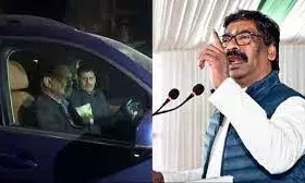 हेमंत सोरेन के दिल्ली आवास से ईडी ने बंगले से नकदी के साथ ही एक हरियाणा नंबर की बीएमडब्लू कार और कुछ अहम दस्तावेज बरामद किए हेमंत सोरेन के दिल्ली आवास से ईडी ने बंगले से नकदी के साथ ही एक हरियाणा नंबर की बीएमडब्लू कार और कुछ अहम दस्तावेज बरामद किए