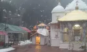 पहाड़ से मैदान तक बदला मौसम, यमुनोत्री धाम में बर्फबारी, मैदान में छाया कोहरा