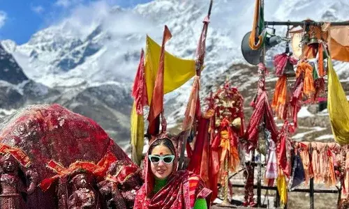 फिल्म की रिलीज से पहले जाते हैं मंदिर, मुस्लिम होकर भी पूजा-पाठ में अटूट विश्वास रखते हैं ये सितारे फिल्म की रिलीज से पहले जाते हैं मंदिर, मुस्लिम होकर भी पूजा-पाठ में अटूट विश्वास रखते हैं ये सितारे