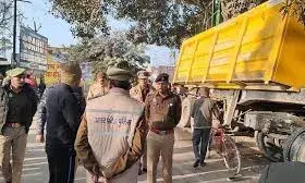 डंपर से टकराई डाक विभाग की गाड़ी, दो लोगों की मौत, महिला समेत चार घायल