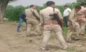 शराब पीने के विवाद में युवक की ईंट से कुचलकर हत्या, वारदात से फैली सनसनी, आरोपी मौके से फरार शराब पीने के विवाद में युवक की ईंट से कुचलकर हत्या, वारदात से फैली सनसनी, आरोपी मौके से फरार