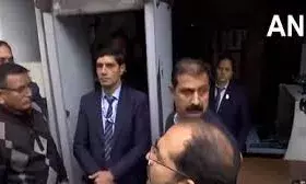 केजरीवाल को फिर नोटिस देने उनके घर पहुंची क्राइम ब्रांच की टीम, विधायक खरीदने के आरोपों की होगी जांच केजरीवाल को फिर नोटिस देने उनके घर पहुंची क्राइम ब्रांच की टीम, विधायक खरीदने के आरोपों की होगी जांच