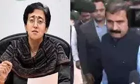 आतिशी के घर से निकली दिल्ली पुलिस, आप मंत्री ने कैंप ऑफिस में नोटिस देने को कहा आतिशी के घर से निकली दिल्ली पुलिस, आप मंत्री ने कैंप ऑफिस में नोटिस देने को कहा