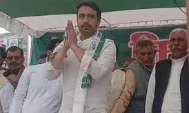 पाला बदल सकती है रालोद:  चुप्पी पर उठे सवाल, सीटों के साथ चल रही चरण सिंह को भारत रत्न देने की मांग भी पाला बदल सकती है रालोद:  चुप्पी पर उठे सवाल, सीटों के साथ चल रही चरण सिंह को भारत रत्न देने की मांग भी