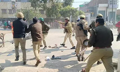 कासगंज में बवाल: युवक ने   किया पुलिस अभिरक्षा में  आत्महत्या का प्रयास, आक्रोशित लोगों ने थाना घेरकर किया पथराव