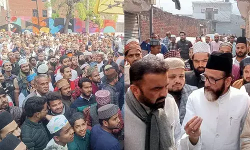 Bareilly: मौलाना तौकीर रजा पहुंचे इस्लामिया मैदान के पास आला हजरत मस्जिद में , समर्थकों की भारी भीड़ Bareilly: मौलाना तौकीर रजा पहुंचे इस्लामिया मैदान के पास आला हजरत मस्जिद में , समर्थकों की भारी भीड़