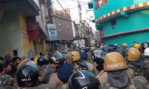 Haldwani Violence:  खून , बदहवासी और सड़क पर पत्थर...चिल्लाने और बचाने की आवाजें, बवाल की भयावह तस्वीर आई सामने Haldwani Violence:  खून , बदहवासी और सड़क पर पत्थर...चिल्लाने और बचाने की आवाजें, बवाल की भयावह तस्वीर आई सामने