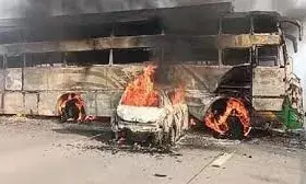 बस से टकराई कार में लगी आग, जिंदा जल गए चार लोग; मौके पर पहुंची पुलिस