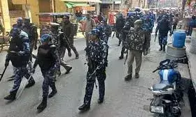 नो एंट्री में चाय बांटने भेजे मासूम बच्चे...बुर्का पहने महिलाओं को रोका, मिन्नतें करती रहीं