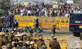 सड़कों पर कीलें, सीमेंट की दीवारें और बैरिकेड्स लगे; दिल्ली में 12 मार्च तक धारा 144 लागू सड़कों पर कीलें, सीमेंट की दीवारें और बैरिकेड्स लगे; दिल्ली में 12 मार्च तक धारा 144 लागू