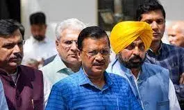 Ayodhya:  दिल्ली के सीएम केजरीवाल व पंजाब के मुख्यमंत्री भगवंत मान अयोध्या में रामलला के दर्शन करने पहुंचे