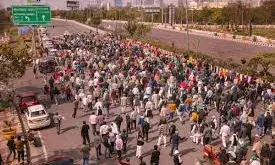 दिल्ली की सीमाएं सील, यात्री हुए परेशान; कई किमी पहले उतार रहीं बसें, पैदल चलने को मजबूर लोग दिल्ली की सीमाएं सील, यात्री हुए परेशान; कई किमी पहले उतार रहीं बसें, पैदल चलने को मजबूर लोग