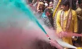 ठाकुरजी ने धारण की बसंती पोशाक, भक्तों संग खेली होली; जमकर बरसा गुलाल ठाकुरजी ने धारण की बसंती पोशाक, भक्तों संग खेली होली; जमकर बरसा गुलाल